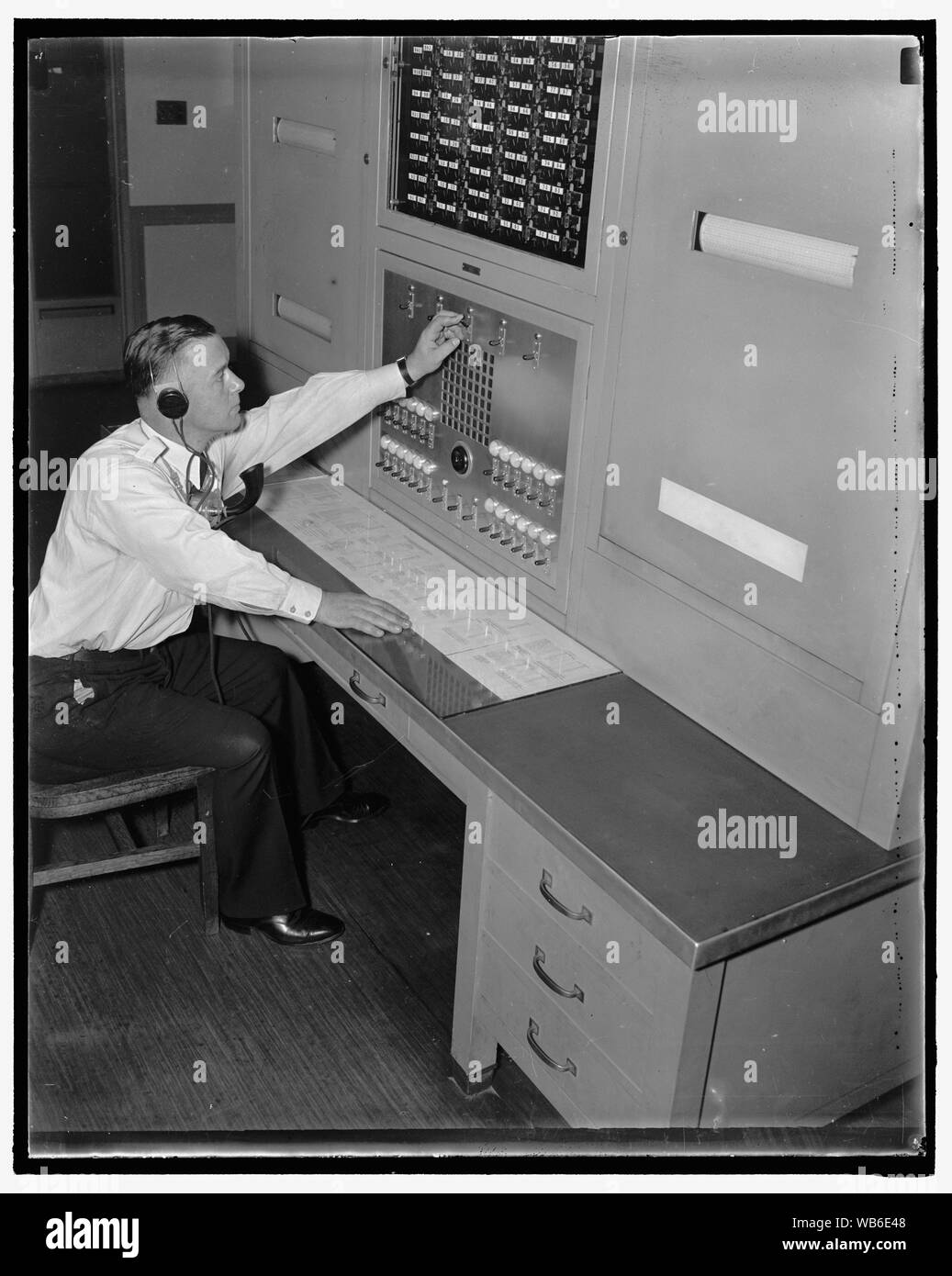 Sede F.B.I. ben custodito. Washington D.C., ago 4. La maggior parte gelosamente custodito centro di interesse per il Campidoglio è il dipartimento di giustizia, casa del G maschile. Ben addestrato guardie proteggere i record personale, e l'edificio contro tutti gli intrusi. In questo quadro, ufficiale William L. bene è mostrato in corrispondenza di pattuglia in pensione il capitano della guardia dell'ufficio che gestisce la comunicazione diretta con ogni stazione di guardare e sottostazione tutto l'enorme edificio. Ogni guardia pattugliano le miglia di corridoi porta come una parte della sua attrezzatura normale di un plug-in di telefono con cui egli può co Foto Stock