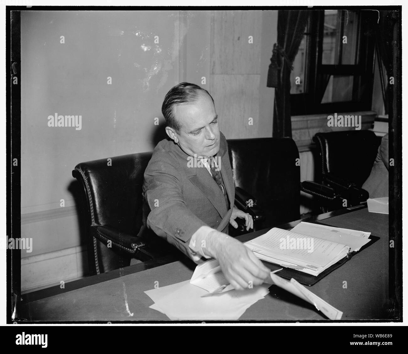 Signor Commissario FCC racconta Comitato del Senato il tempo è maturo per indagine industria del telegrafo. Washington, 22 maggio. T.A.M. Craven, un membro della Commissione federale delle comunicazioni, oggi ha raccontato un Senato Interstate Commerce Sottocomitato che non si dovrebbe perdere tempo prezioso nella realizzazione di una approfondita indagine del telegrafo industria. Egli è stato testimonianza su una risoluzione recentemente introdotto dal senatore Burton K. Wheeler di Montana, chiedendo per uno studio completo del telegrafo industria "a tracciare una rotta per l'industria, così vitale per la vita economica della nazione per la difesa nazionale e di lavoro " ABS Foto Stock