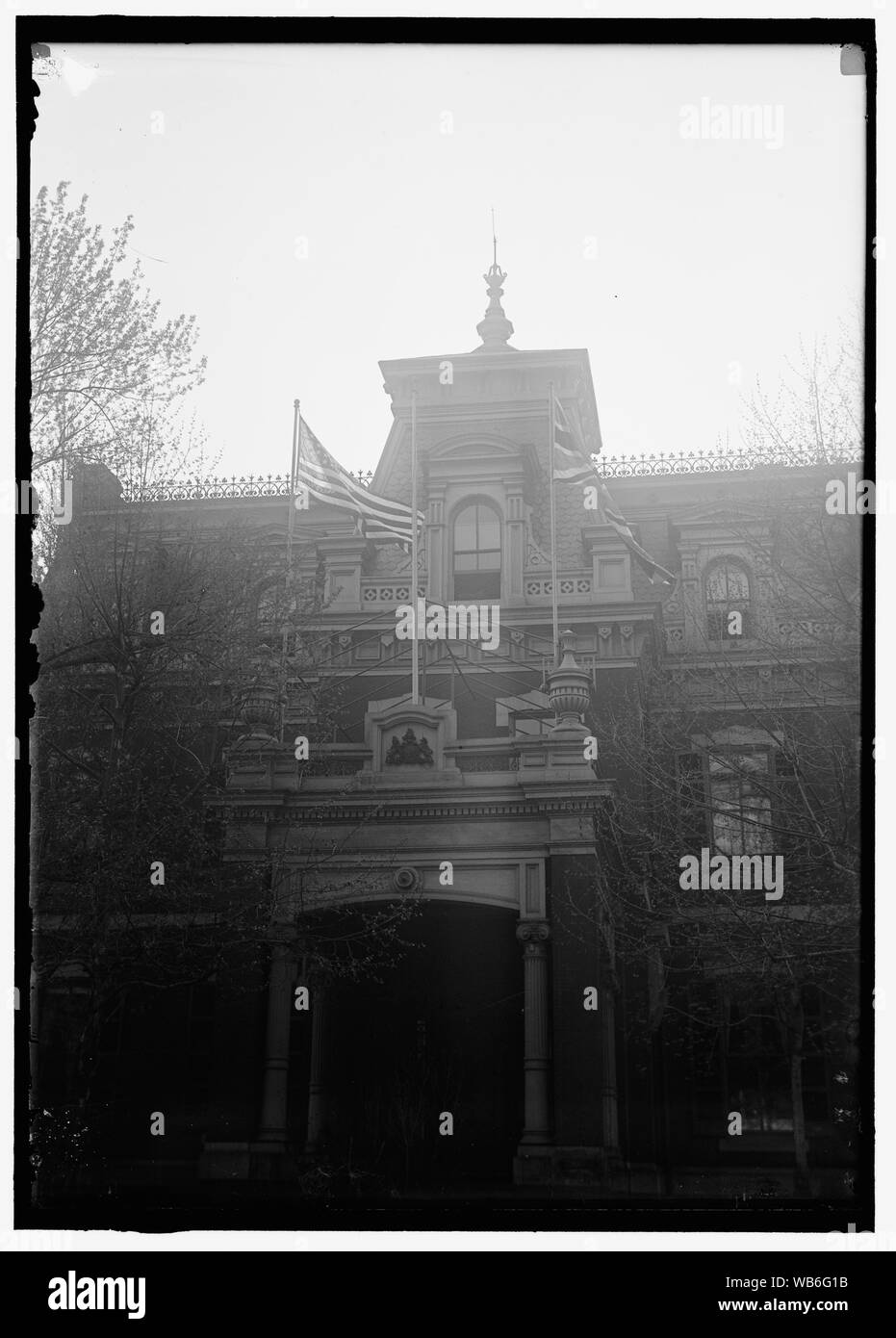 Flag. Inglesi e americani bandiere su AMBASCIATA BRITANNICA Abstract/medio: 1, negativo : vetro ; 5 x 7 in. o più piccolo Foto Stock