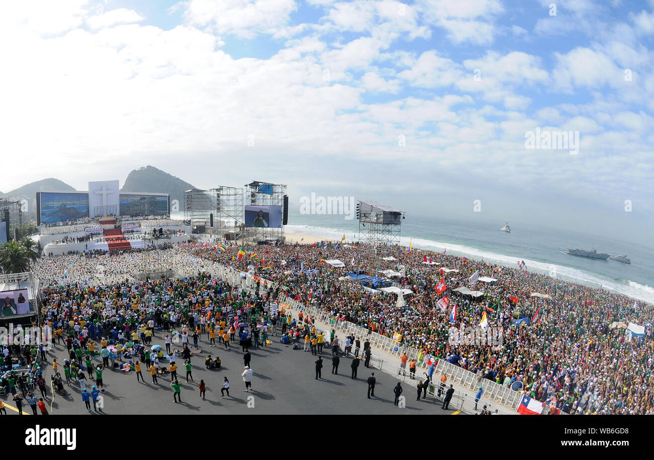 Rio de Janeiro, 28 luglio 2013. I fedeli cattolici si radunano sulla spiaggia di Copacabana durante la Messa di Pasqua nella Giornata Mondiale della Gioventù nella città di Rio de Janeiro, Fr Foto Stock