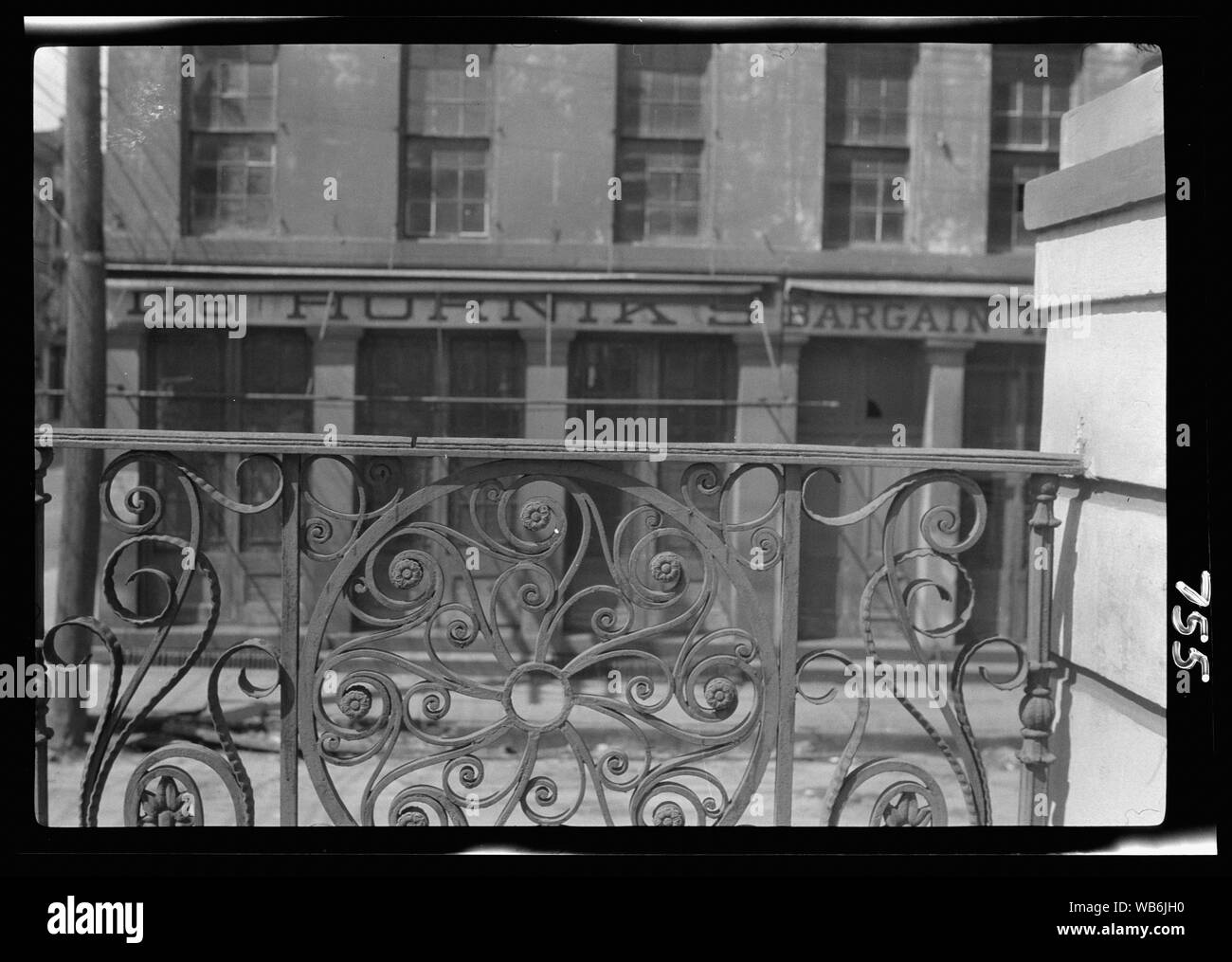 Facciata di un edificio visto attraverso la cancellata in ferro battuto del mercato Hall, Charleston, Carolina del Sud Abstract/medio: Genthe Arnold, 1869-1942, fotografo. Foto Stock
