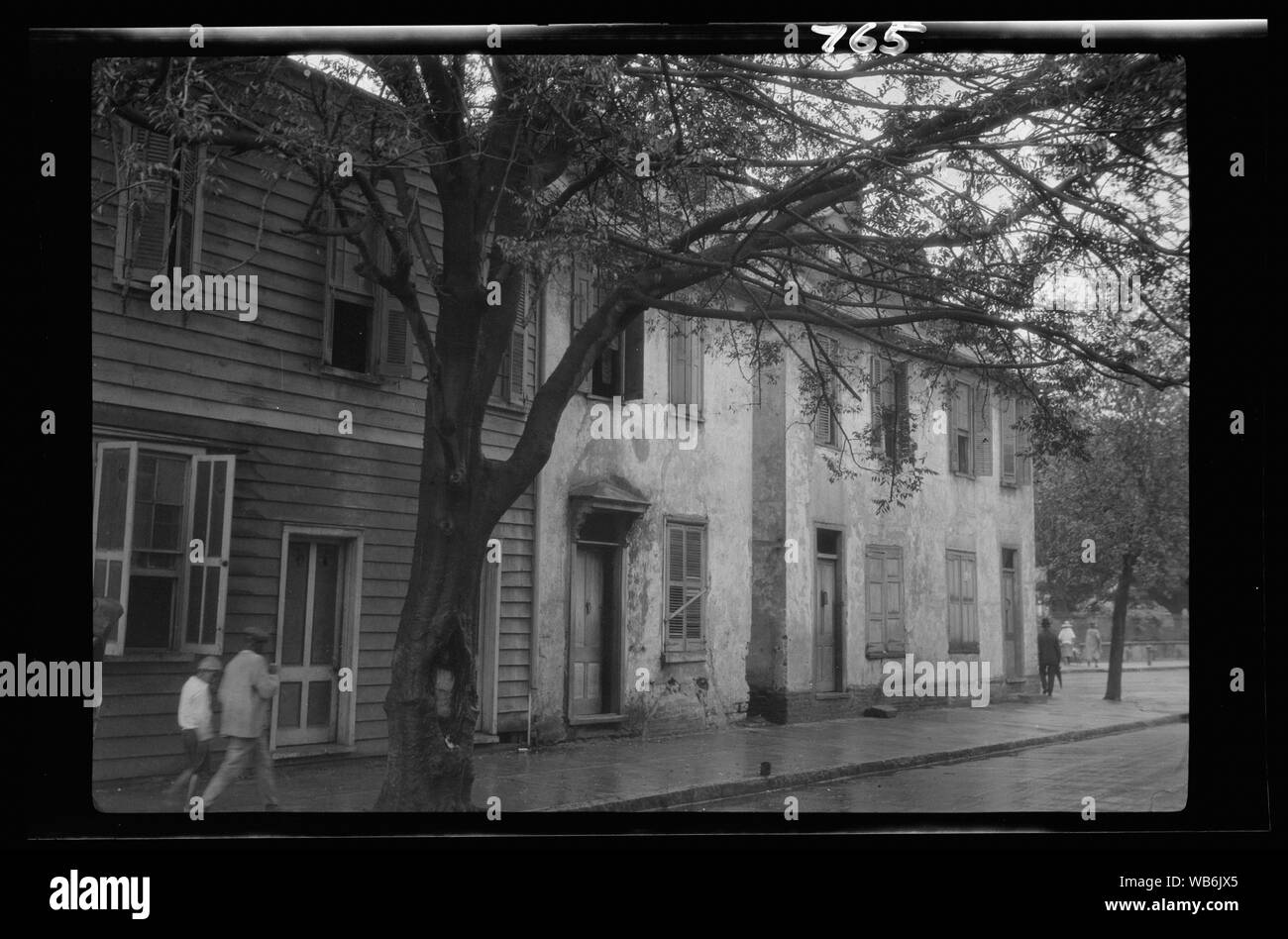 Facciate di due-storia case, [Alexander Peronneau Tenements, 141 Church Street, situata a Charleston francese del quarto distretto], Charleston, Carolina del Sud Abstract/medio: Genthe Arnold, 1869-1942, fotografo. Foto Stock