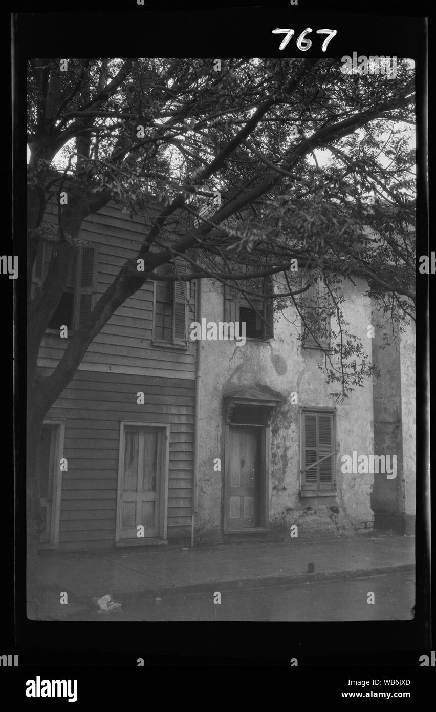 Facciate di due-storia case, [Alexander Peronneau Tenements, 141 Church Street, situata a Charleston francese del quarto distretto], Charleston, Carolina del Sud Abstract/medio: Genthe Arnold, 1869-1942, fotografo. Foto Stock
