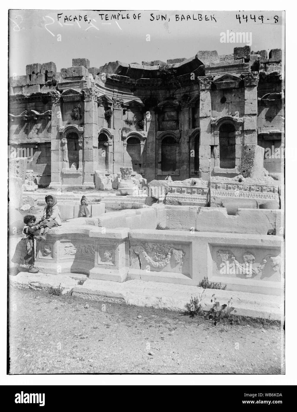 La facciata, il Tempio del Sole, Baalbek Abstract/medio: 1, negativo : vetro ; 5 x 7 in. o inferiore. Foto Stock