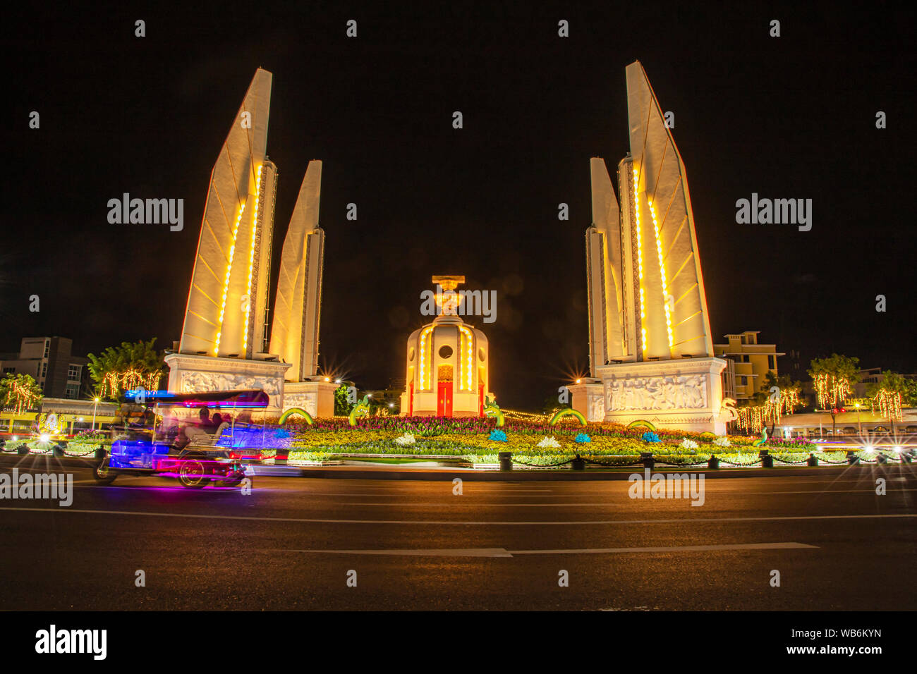 La democrazia un monumento sul tempo di notte a Bangkok in Tailandia. Foto Stock