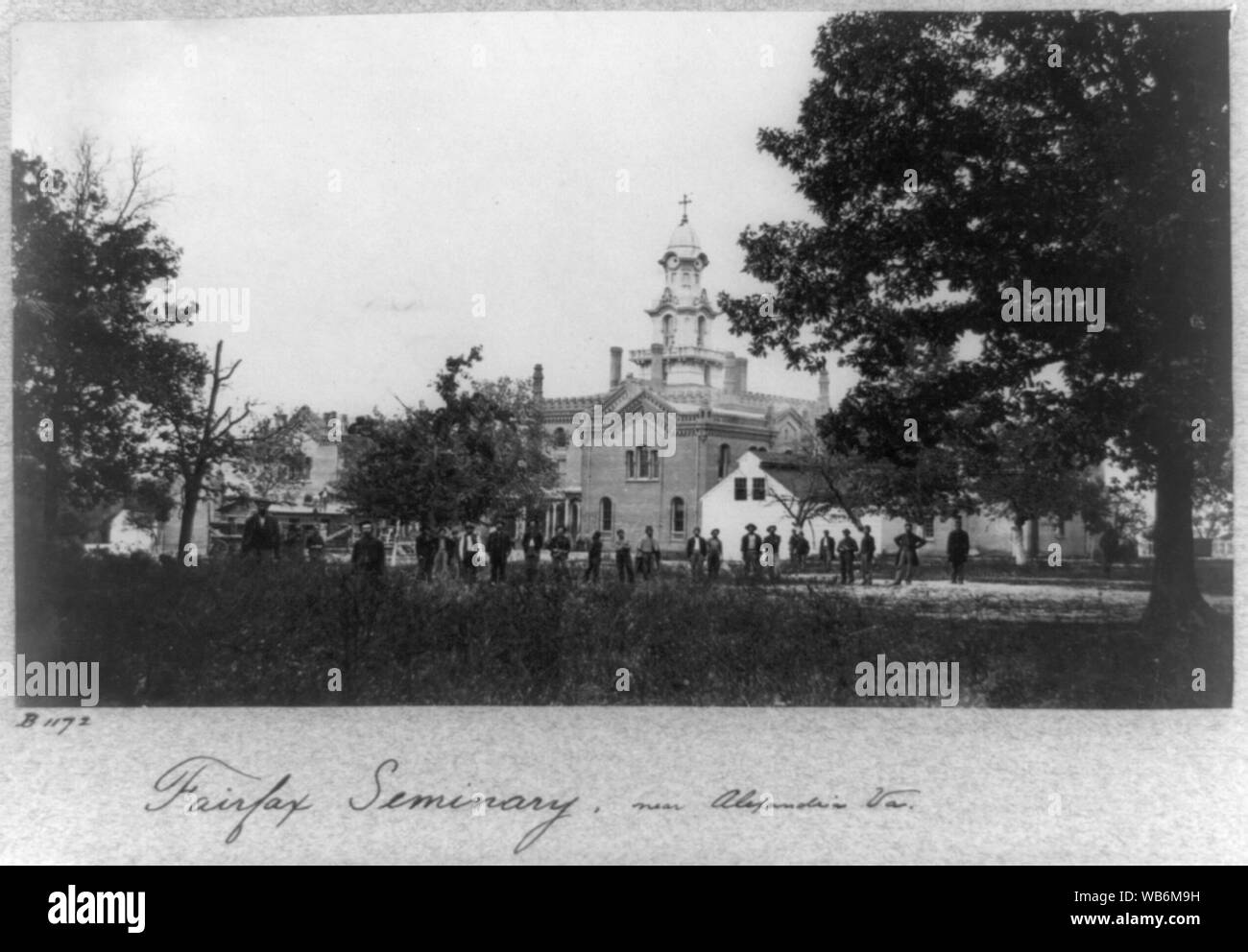 Fairfax Seminario, nei pressi di Alexandria, Va Abstract: fotografia mostra un gruppo di uomini, alcuni in uniforme, in piedi di fronte al seminario che è servita come sede per l'esercito del Potomac. Foto Stock