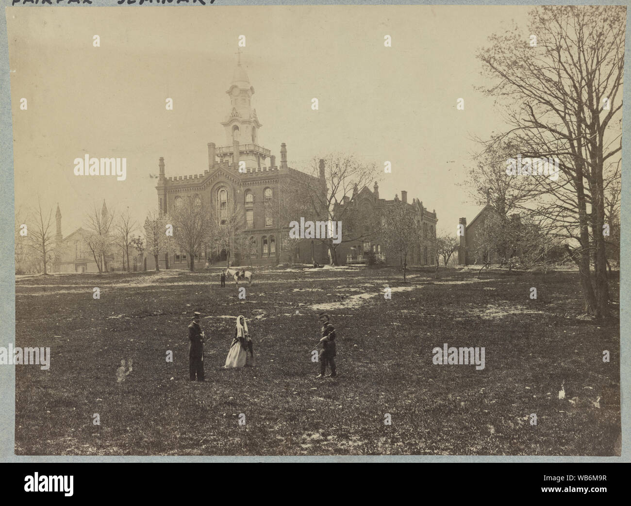 Fairfax Seminario, nei pressi di Alexandria, Va Abstract: fotografia mostra una donna con due soldati dell'Unione di fronte al seminario che era il quartier generale per l'esercito del Potomac. Foto Stock