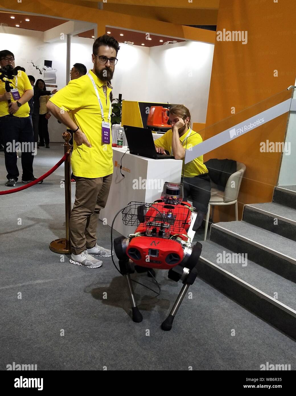 Pechino, Cina. 20 agosto 2019. Mobile photo mostra un Swiss made cane robot al mondo Robot mostra a Pechino, capitale della Cina, 20 Agosto, 2019. Credito: Zhang Chao/Xinhua/Alamy Live News Foto Stock