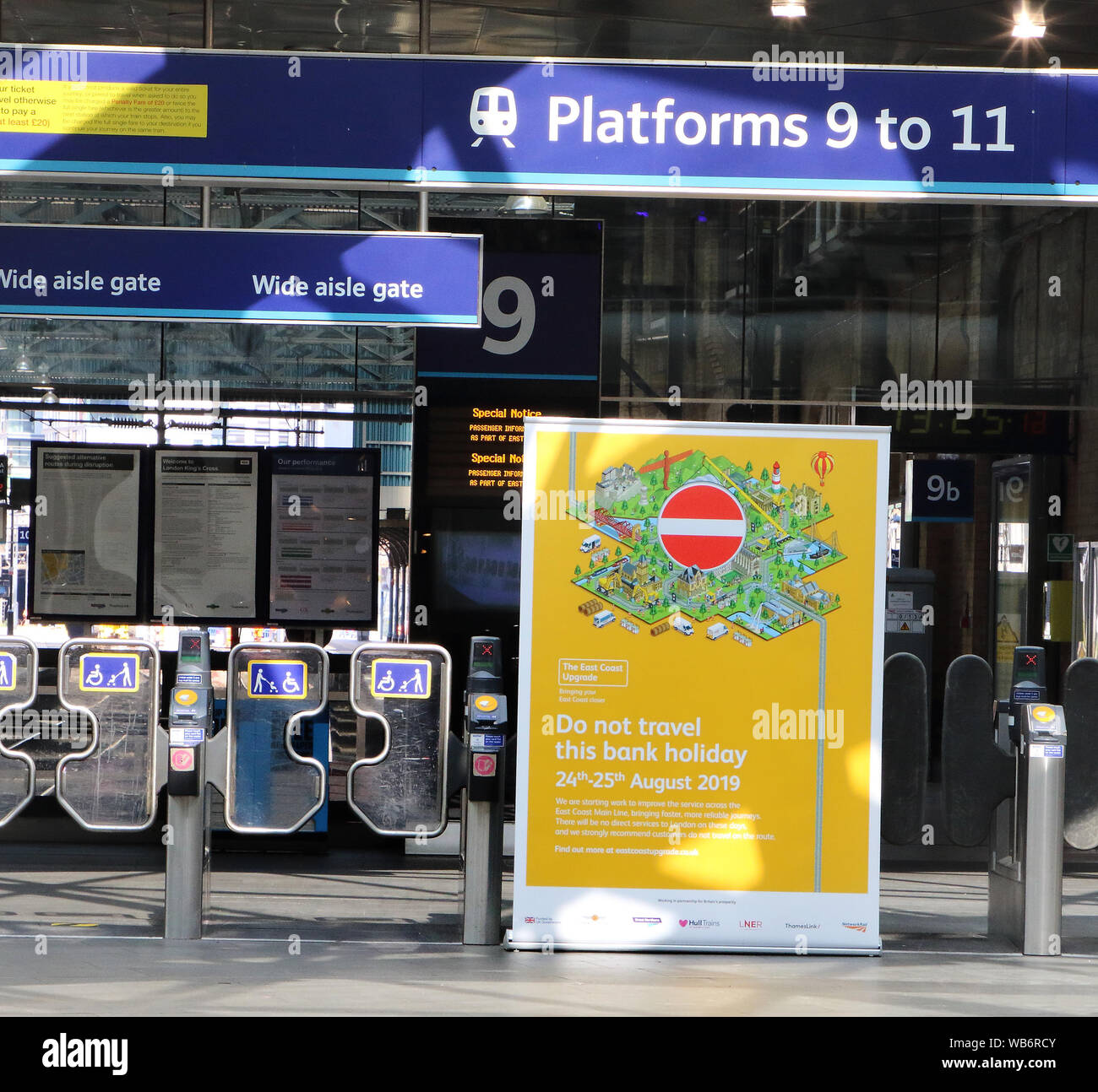London Kings Cross Station è vuota.i passeggeri dei treni si trovano di fronte a incubo viaggi attraverso questo fine settimana con la London Kings Cross Station e chiusa e gravi perturbazioni previsto in tutta la rete. King's Cross è una delle capitali più trafficati di stazioni di treno e viene chiuso il sabato e la domenica a causa di grandi opere di ingegneria sulla East Coast Main Line su Bank Holiday. Foto Stock