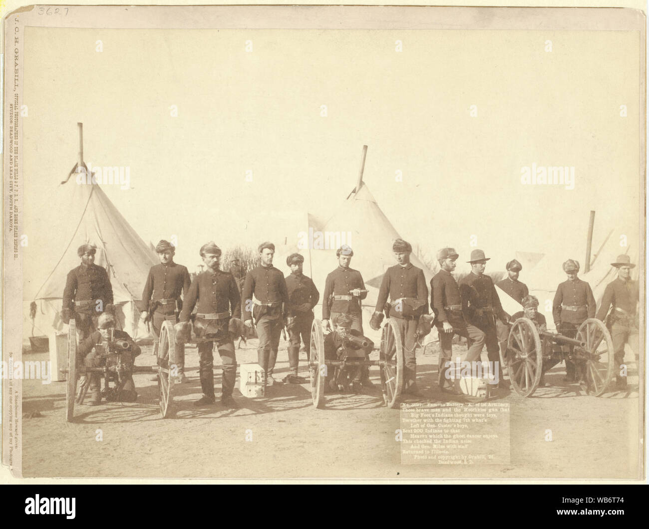 Famoso e della batteria di artiglieria 1a. Questi uomini coraggiosi e la pistola di Hotchkiss che Big Foot gli indiani del pensiero erano giocattoli, insieme con la lotta contro il 7 quello che è rimasto del gen. Custer's boys, inviato 200 Indiani a che il cielo che la danzatrice fantasma gode. Controllare il rumore di indiani e Gen. miglia con il personale restituito a Illinois Abstract/medio: 1 stampa fotografica. Foto Stock