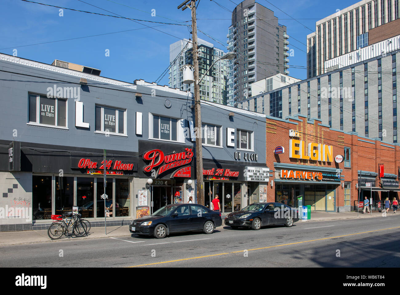 Ottawa, Canada - 11 Giugno 2017: Elgin Street, compresi Dunn la famosa carne affumicata deli, Live su Elgin music venue, Harvey's nel vecchio teatro in precedenza Foto Stock