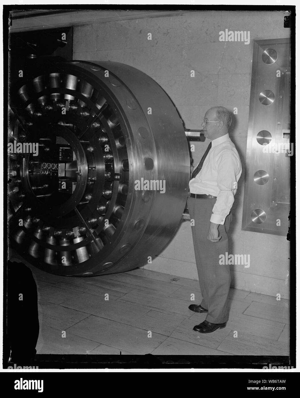 Famoso handshaker nel nuovo ruolo. Washington D.C., Sett. 9. Dopo il saluto di precallers alla Casa Bianca ufficio esecutivo ultimo 36 anni, Lieut. Ernest M. Lar[...] si è ritirato e ha accettato un post in carica [...] volte deposito per una banca locale. "Larry' probabilmente ha accolto più famoso di persone rispetto a quello di qualsiasi altro[?] persona nel mondo. Prima di venire in Wh[...] durante la prima amministrazione Roosevelt ha [...] per quattro anni un membro della Metropolitan Police vigore Abstract/medio: 1, negativo : vetro ; 4 x 5 in. o più piccolo Foto Stock