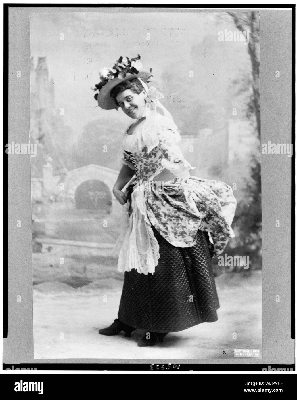 Fanny Riso, ritratto a figura intera, in piedi, rivolto verso sinistra Abstract/medio: 1 stampa fotografica. Foto Stock