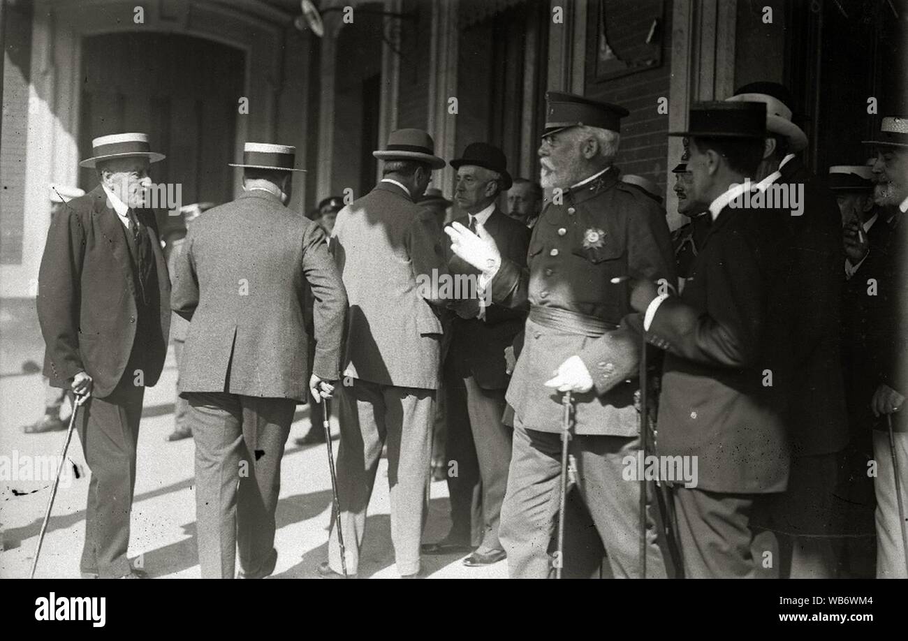 Eduardo Dato Iradier e con un grupo de personas en la Estacion del Norte (2 de 3) - Fondo Car-Kutxa Fototeka. Foto Stock