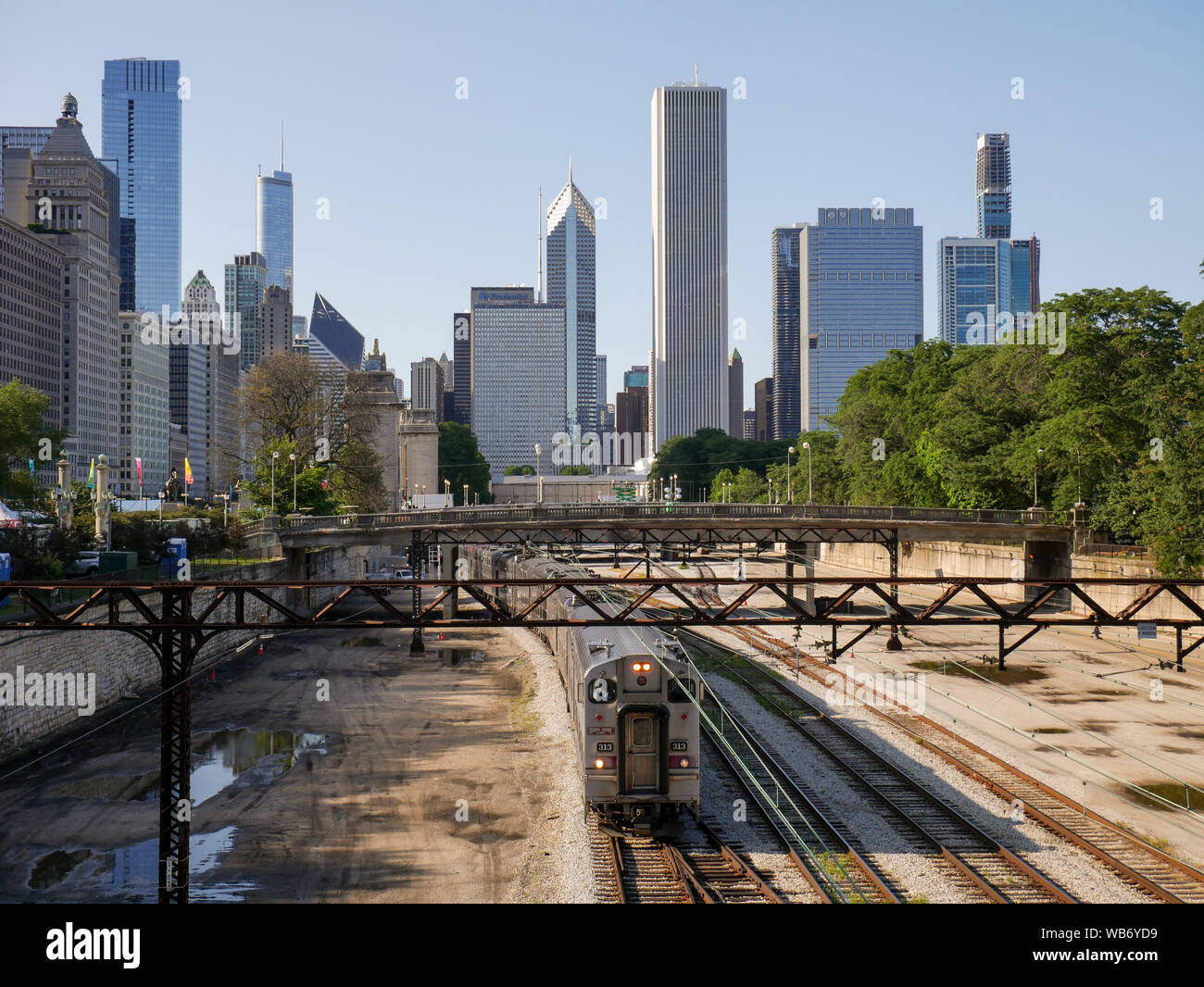 South Shore di linea in partenza in treno stazione di millennio, Chicago, Illinois. Destinazione finale, South Bend, Indiana. Foto Stock