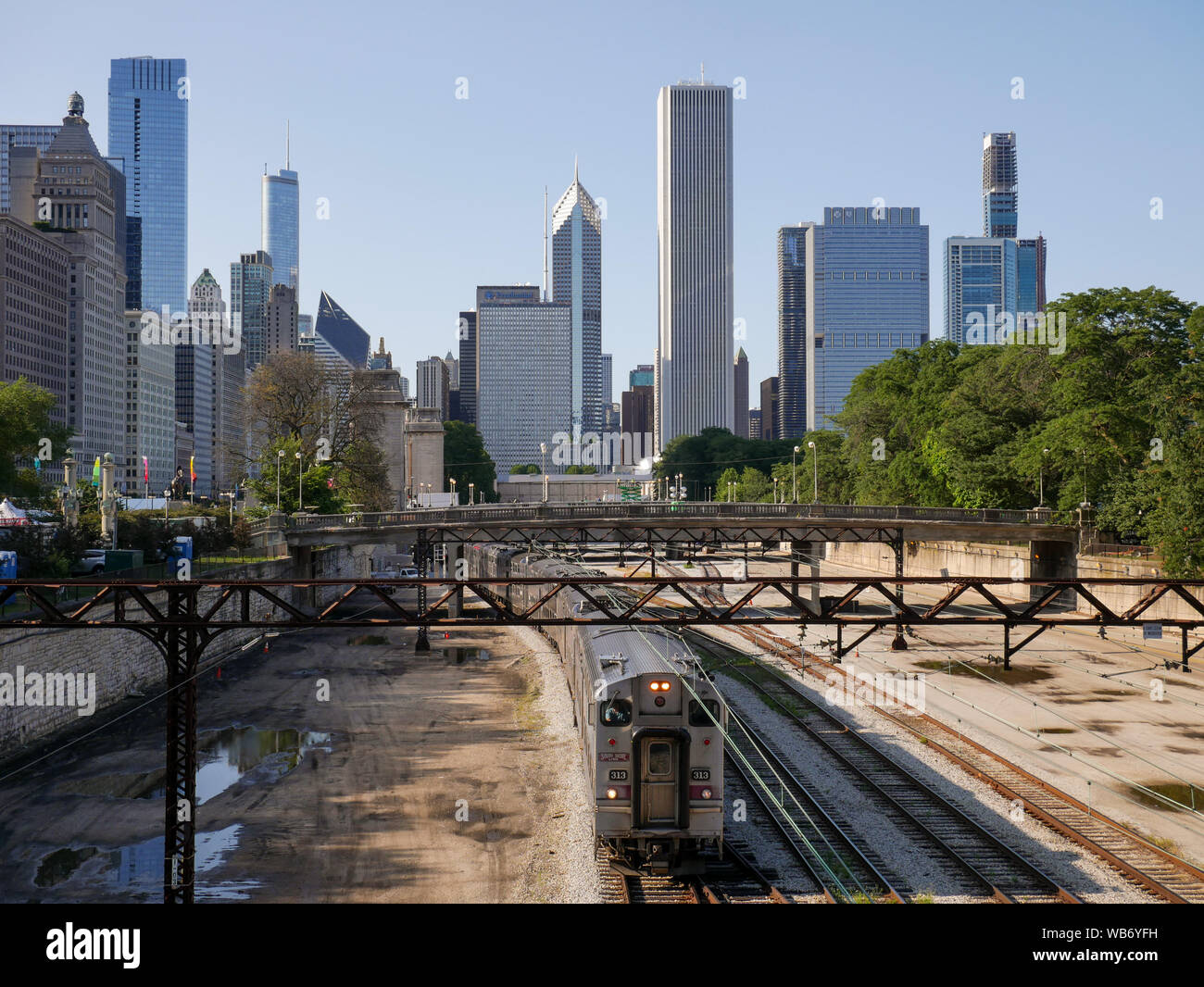 South Shore di linea in partenza in treno stazione di millennio, Chicago, Illinois. Foto Stock