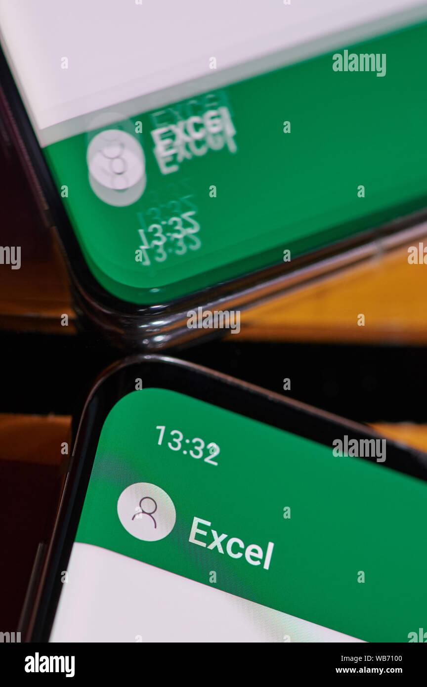 New york, Stati Uniti d'America - 24 agosto 2019: utilizzando Microsoft Excel applicazione sullo smartphone macro close up vista speculare Foto Stock
