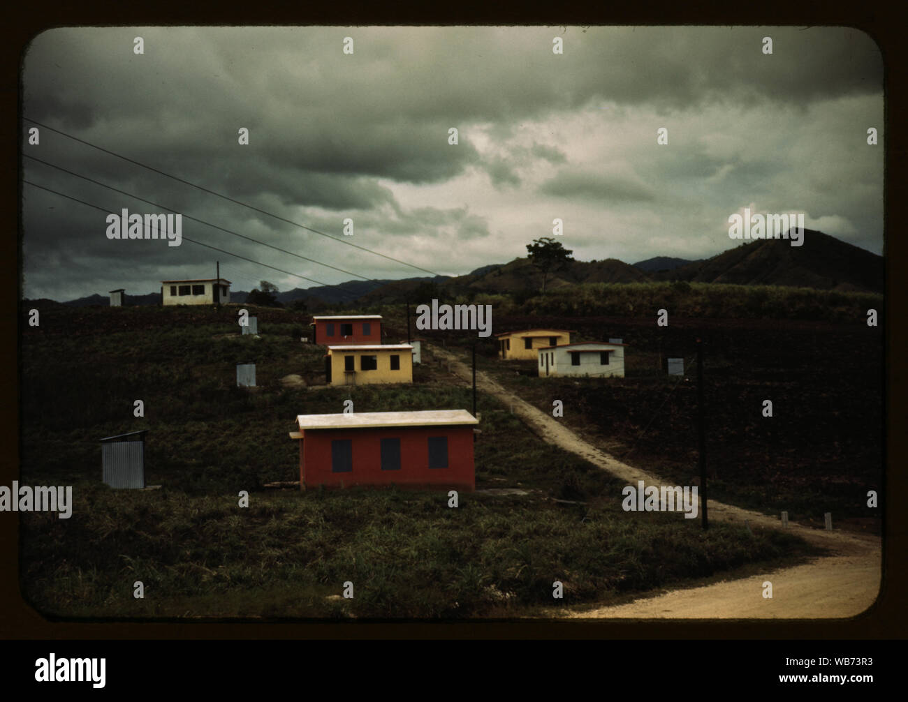 Alloggiamento federale progetto sulla periferia della città di Yauco, Puerto Rico. Circa un acro di terra per giardini è fornito con ogni casa Abstract/medio: 1 diapositiva : colore. Foto Stock
