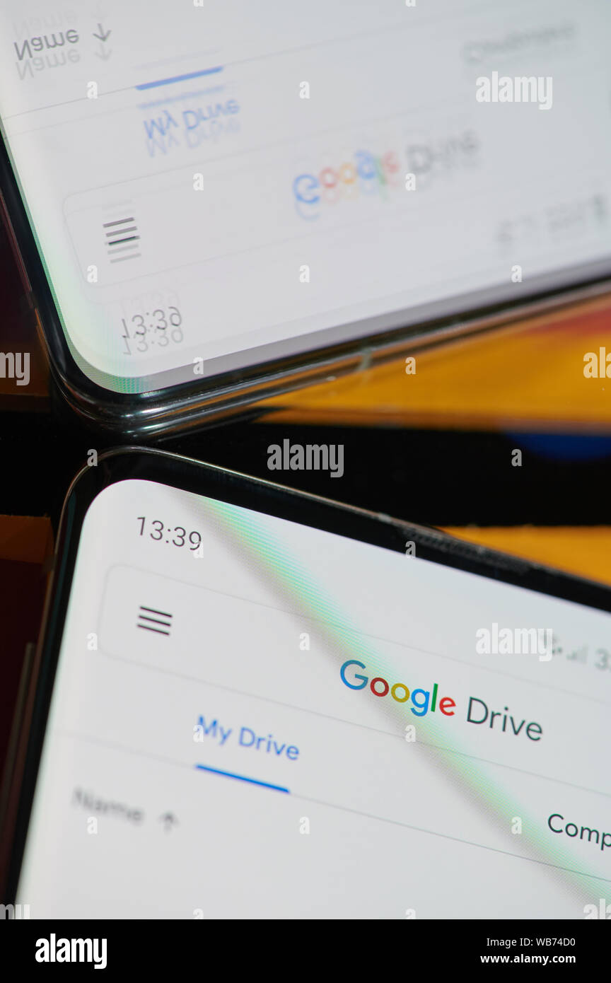 New york, Stati Uniti d'America - 24 agosto 2019: Utilizzando google drive storage application sullo smartphone macro close up vista speculare Foto Stock