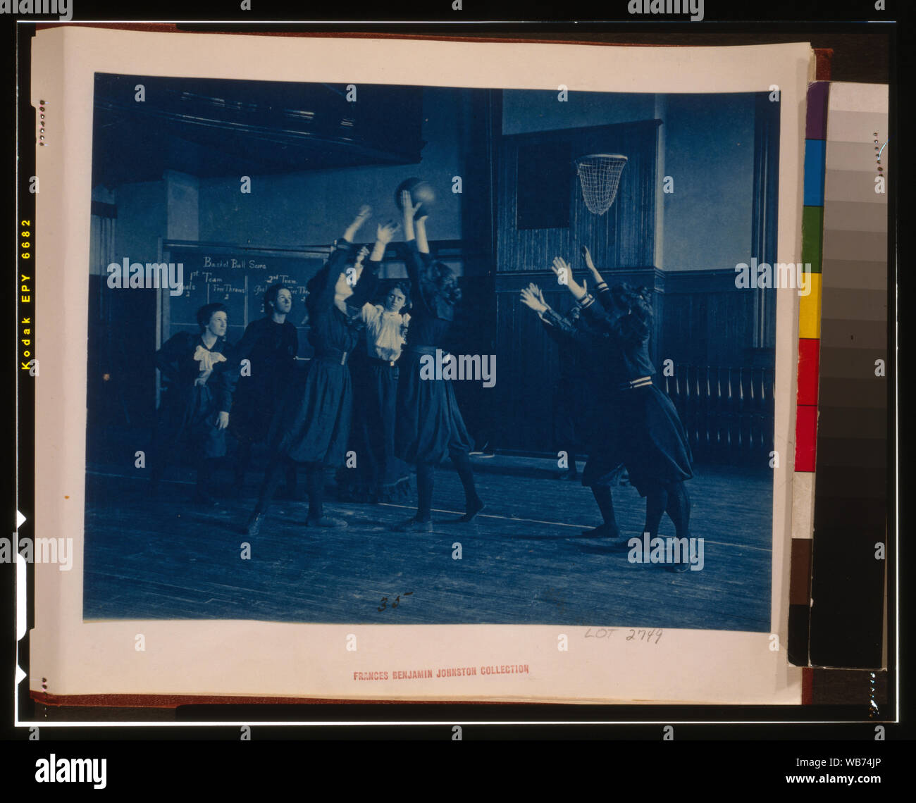 Studenti di sesso femminile a giocare a basket in una palestra, Western High School di Washington, D.C. Abstract/medio: 1 stampa fotografica : cyanotype ; 7 3/8 x 9 3/8 in. (Foto), 9 x 11 5/16 in. (Mount) Foto Stock