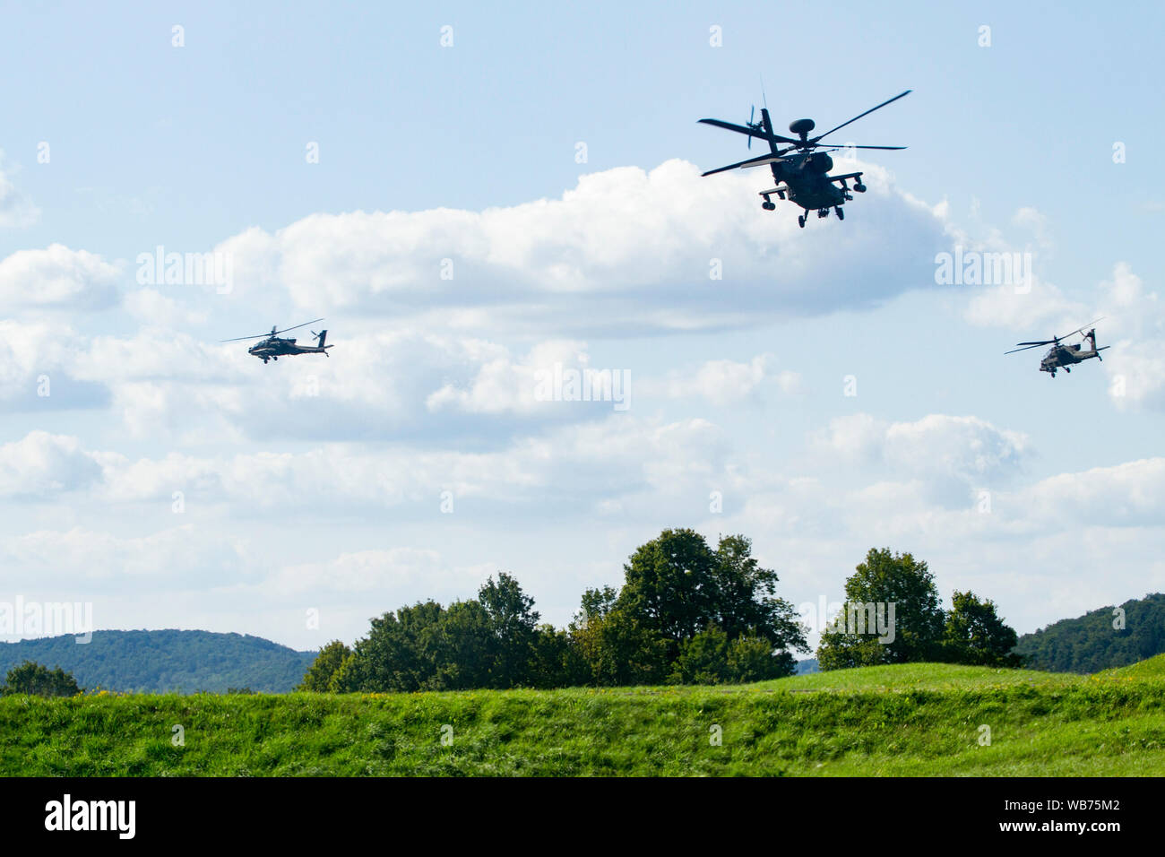 Esercito AH-64 Apache elicotteri da attacco appartenenti al primo squadrone, 6° reggimento di cavalleria, 1a combattere la Brigata Aerea, 1a divisione di fanteria, decollo in formazione tecnica per la simulazione di una missione come parte della produzione combinata di risolvere XII su una gamma a Hohenfels Area Formazione, Germania, Agosto 16, 2019. Risolvere combinato è un biennale U.S. Esercito in Europa e il settimo Esercito di formazione comando-led esercizio destinato a valutare e certificare la disponibilità e l'interoperabilità di noi le forze mobilitate in Europa a sostegno di Atlantic risolvere. (U.S. Esercito foto di Sgt. Geremia boschi) Foto Stock