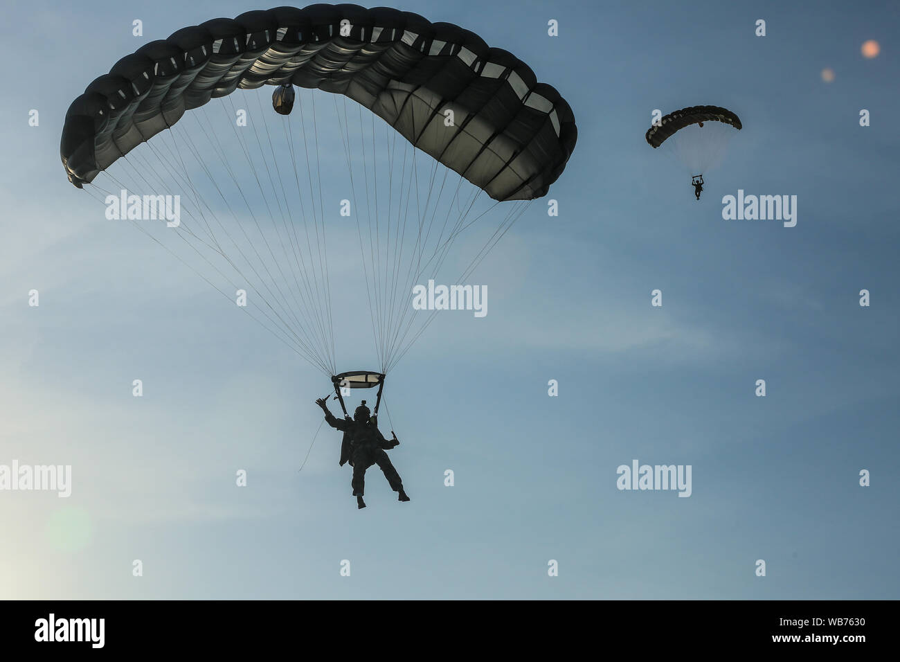 Berretti Verdi assegnato al terzo gruppo speciale (Airborne) la condotta di un militare di caduta libera jump Agosto 9, 2019, vicino a Campo Hurlburt, FL. L'esercizio era una parte di una terza SFG (A) formazione di rotazione che comprende varie tecniche di tattiche e le procedure, comprese le chiamate per incendio, piena di profili di missione e di combattere la riqualificazione del subacqueo. (U.S. Esercito foto di Spc. Peter Seidler) Foto Stock