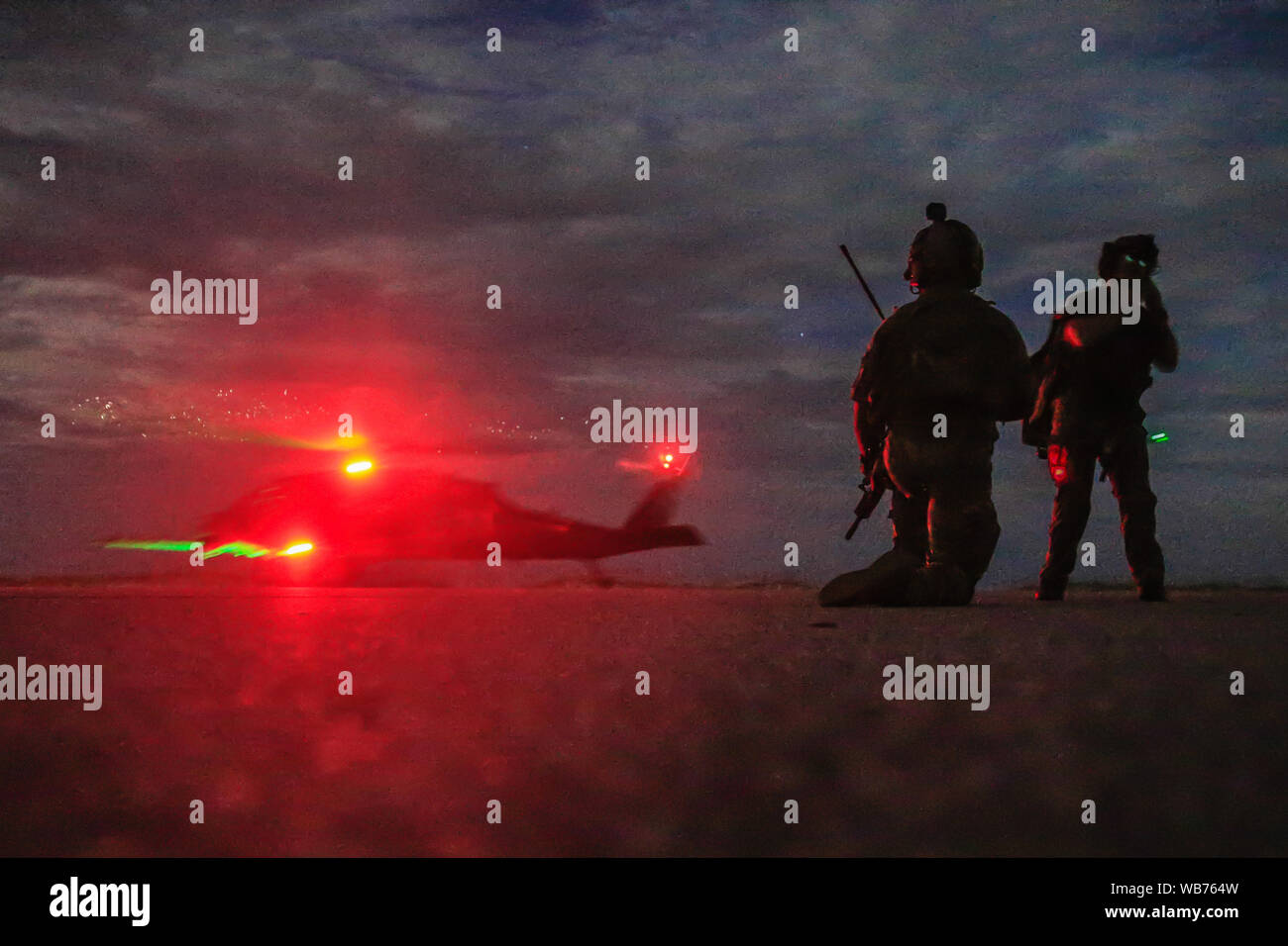Berretti Verdi assegnato al terzo gruppo speciale (Airborne) preparare un exfiltration il 15 agosto 2019, nei pressi di campo Hurlburt, FL. L'esercizio era una parte di una terza SFG (A) formazione di rotazione che comprende varie tecniche di tattiche e le procedure, comprese le chiamate per incendio, piena di profili di missione e di combattere la riqualificazione del subacqueo. (U.S. Esercito foto di Spc. Peter Seidler) Foto Stock