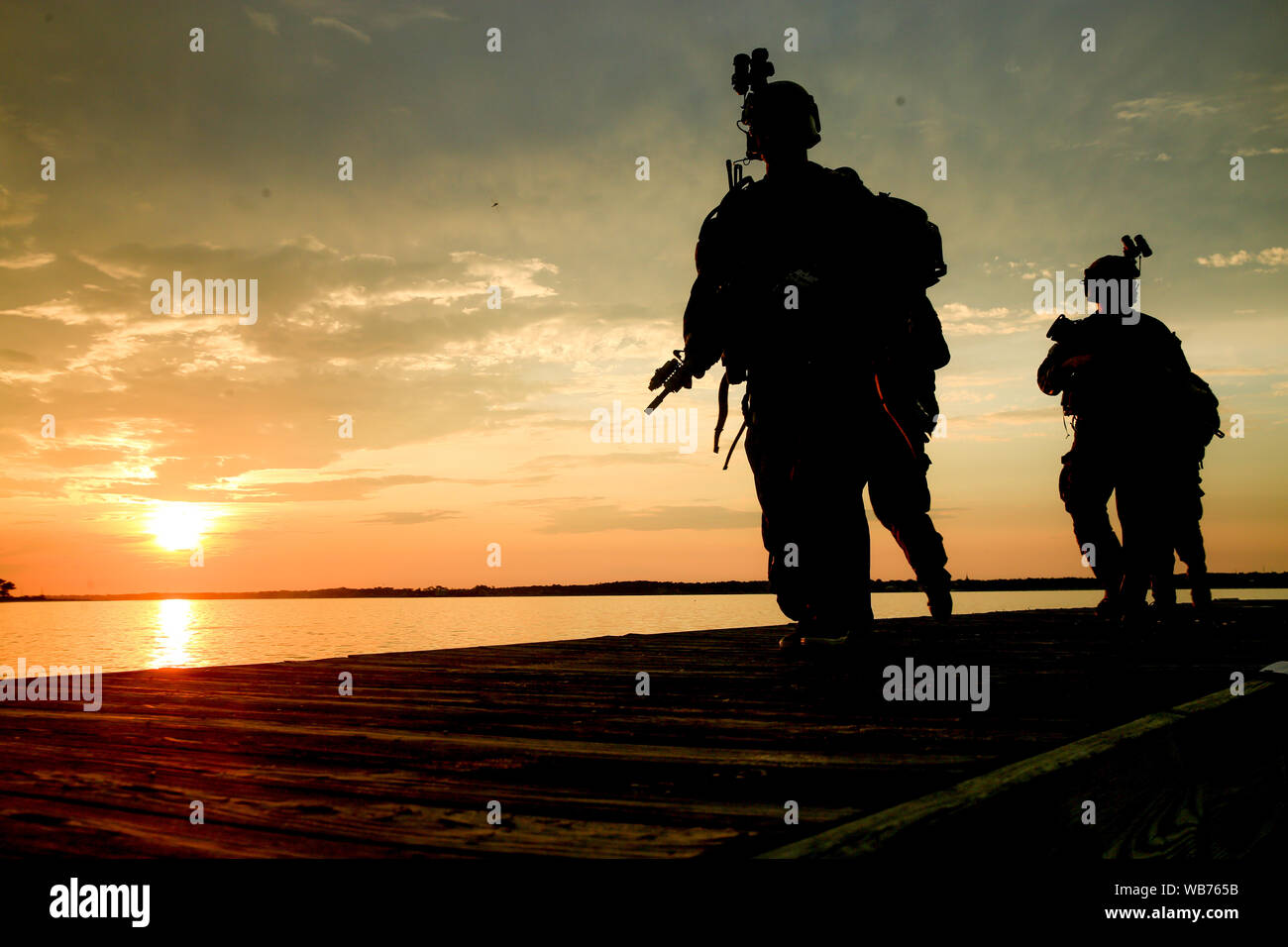 Berretti Verdi assegnato al terzo gruppo speciale (Airborne) preparare per condurre la ricognizione per un obbiettivo di formazione il 15 agosto 2019, nei pressi di campo Hurlburt, FL. L'esercizio era una parte di una terza SFG (A) formazione di rotazione che comprende varie tecniche di tattiche e le procedure, comprese le chiamate per incendio, piena di profili di missione e di combattere la riqualificazione del subacqueo. (U.S. Esercito foto di Spc. Peter Seidler) Foto Stock
