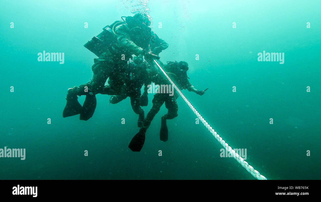 Berretti Verdi assegnato al terzo gruppo speciale (Airborne) condurre un circuito aperto dive il 21 agosto 2019, vicino a Destin, FL. Le operazioni speciali i soldati hanno partecipato all'immersione di rimanere efficienti in uno dei molti ad alto rischio mansioni svolte dai berretti verdi di tutta la forza. (U.S. Esercito foto di Spc. Peter Seidler) Foto Stock