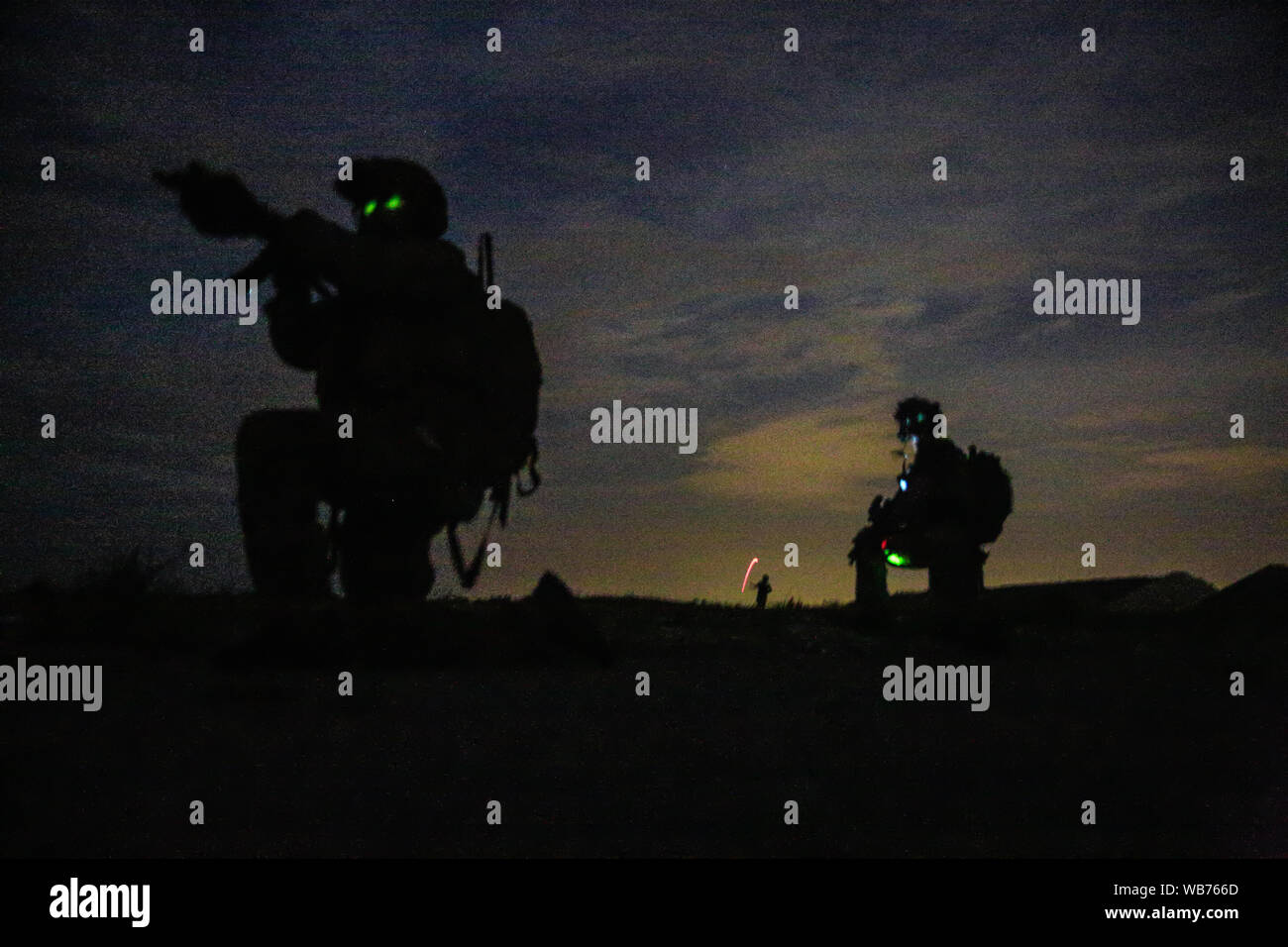 Berretti Verdi assegnato al terzo gruppo speciale (Airborne) preparare un exfiltration il 15 agosto 2019, nei pressi di campo Hurlburt, FL. L'esercizio era una parte di una terza SFG (A) formazione di rotazione che comprende varie tecniche di tattiche e le procedure, comprese le chiamate per incendio, piena di profili di missione e di combattere la riqualificazione del subacqueo. (U.S. Esercito foto di Spc. Peter Seidler) Foto Stock