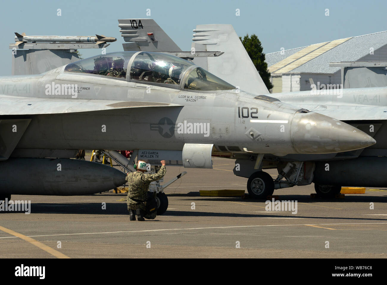 Un U.S. Navy F-18F Super Hornet da VFA-41 Squadron, basato fuori della Naval Air Station Lemoore, California, passa attraverso il preflight finale delle ispezioni prima di un pomeriggio sortie a Portland Air National Guard Base, Portland, Ore., durante gli aeromobili dissimili Combat training (DACT) su agosto 13, 2019. La formazione di due settimane esercizio da Agosto 11-23 fornisce realistici scenari di combattimento per i piloti di affinare avanzate tattiche aeree utilizzate contro potenziali avversari. (Air National Guard foto di Master Sgt. John Hughel, 142th Fighter Wing Affari pubblici) Foto Stock