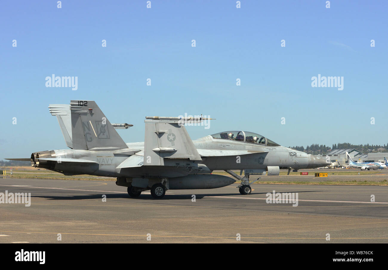 Un U.S. Navy F-18F Super Hornet da VFA-41 Squadron, basato fuori della Naval Air Station Lemoore, California, si prepara per un pomeriggio sortie a Portland Air National Guard Base, Portland, Ore., durante gli aeromobili dissimili Combat training (DACT) su agosto 13, 2019. La formazione di due settimane esercizio da Agosto 11-23 fornisce realistici scenari di combattimento per i piloti di affinare avanzate tattiche aeree utilizzate contro potenziali avversari. (Air National Guard foto di Master Sgt. John Hughel, 142th Fighter Wing Affari pubblici) Foto Stock