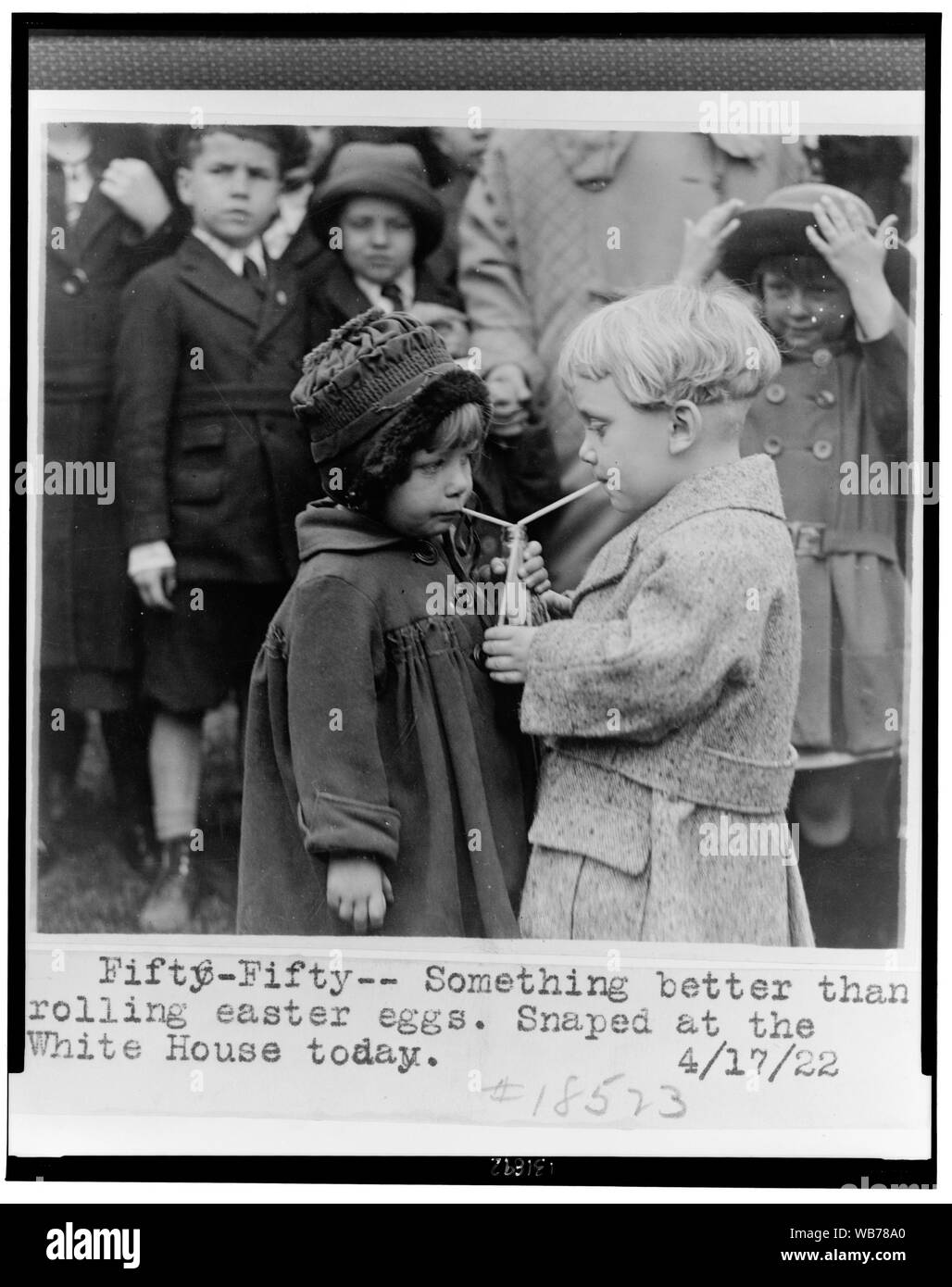 Fifty-fifty - qualcosa di meglio di rotolamento delle uova di Pasqua Abstract/medio: 1 stampa fotografica. Foto Stock