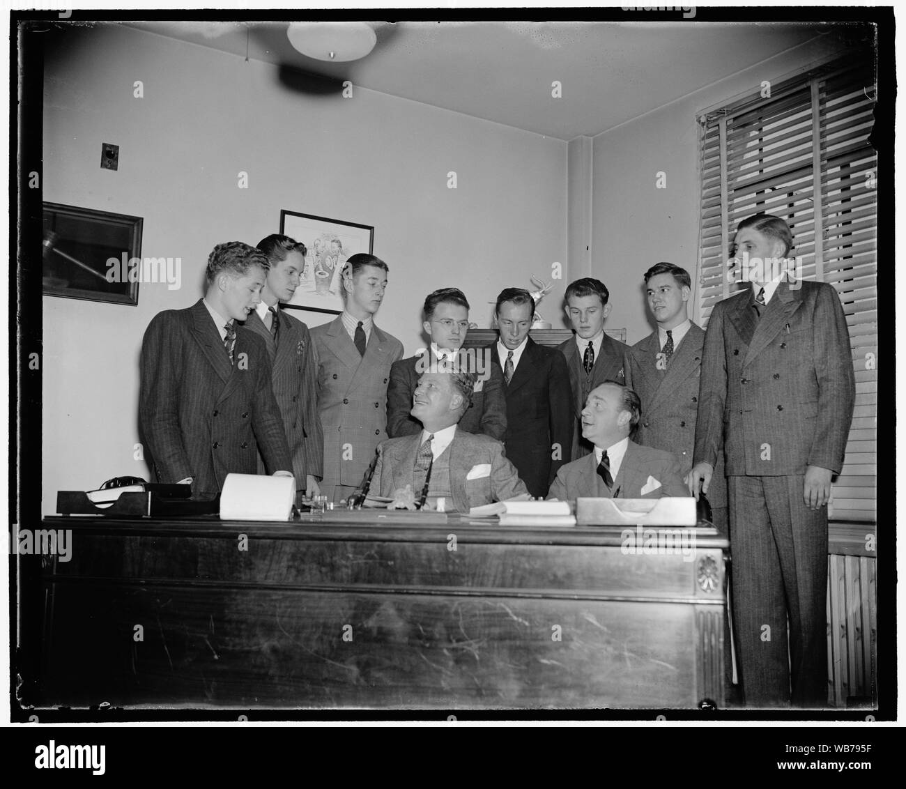 I finalisti in giovani repubblicani' oratorial concorso Disegna per luoghi. Washington D.C., nov. 1. Sette giovani repubblicani da sparse in alcune parti del paese, che competeranno stasera nel finale del giovane repubblicano federazione nazionale a livello nazionale 15.000 dollar oratorial contest, sono stati ricevuti dal Presidente John Hamilton oggi presso il Comitato Nazionale Repubblicano in sede. Presidente Hamilton sta tenendo il cappello mentre i ragazzi disegna per le posizioni che essi occuperanno sulla piattaforma quando le finali di ottenere in corso al Willard Hotel. In piedi da sinistra a destra: Paul C. Lentx, Washington D.C.; Foto Stock