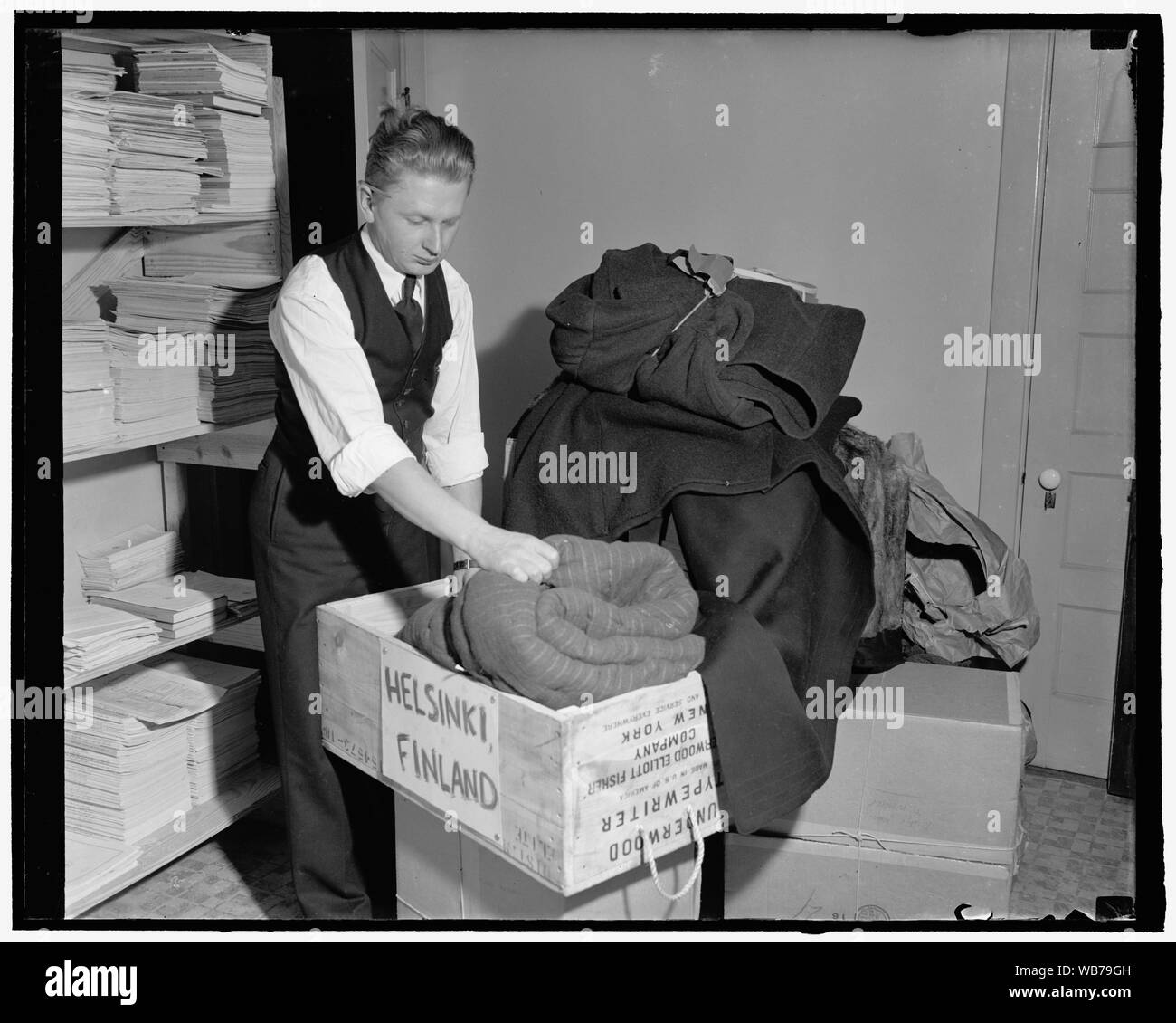 Il finlandese Lagation inondati con donazioni alla lotta di aiuto con sovietico. Washington, 7 marzo. La posta da tutte le parti della nazione e di tutte le classi è deluging la legazione finlandese nella misura in cui il suo personale ha saltato da 3 a 30, e un nuovo edificio è stato affittato per gestire i contributi agli aiuti in Finlandia la lotta con la Russia sovietica. Il denaro proviene in lettere indirizzate al Ministro Procope, il governo finlandese, il governo finlandese a cura di Zio Sam, ecc., e contengono contributi comprese tra cinque centesimi a migliaia di dollari. Qui, Eero Lappalainen, addetto alla legazione, è sho Foto Stock