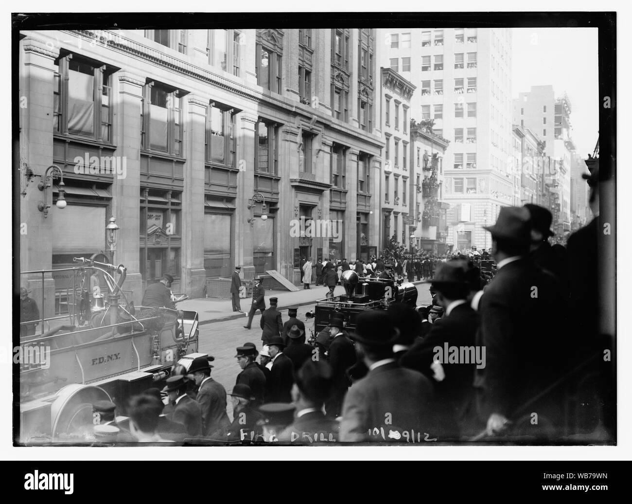 Drill incendio Abstract/medio: 1, negativo : vetro ; 5 x 7 in. o inferiore. Foto Stock
