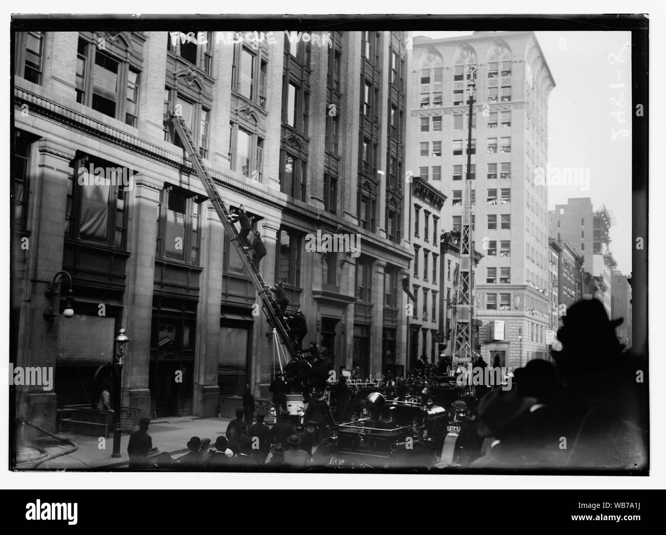 Fire opera di soccorso Abstract/medio: 1, negativo : vetro ; 5 x 7 in. o inferiore. Foto Stock