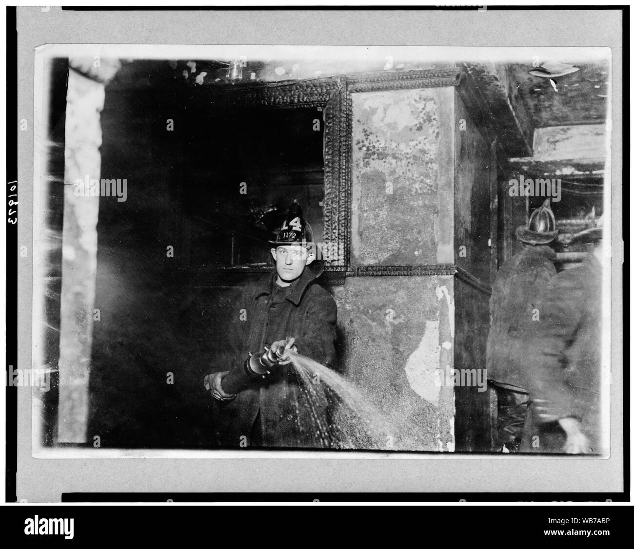 I vigili del fuoco in dipendenza edificio durante il fuoco, New York City Abstract/medio: 1 stampa fotografica. Foto Stock