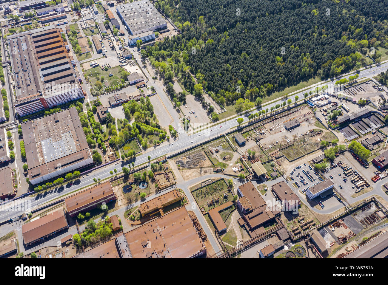 Drone immagine del distretto industriale alla periferia della città con un sacco di magazzini e edifici di fabbrica Foto Stock