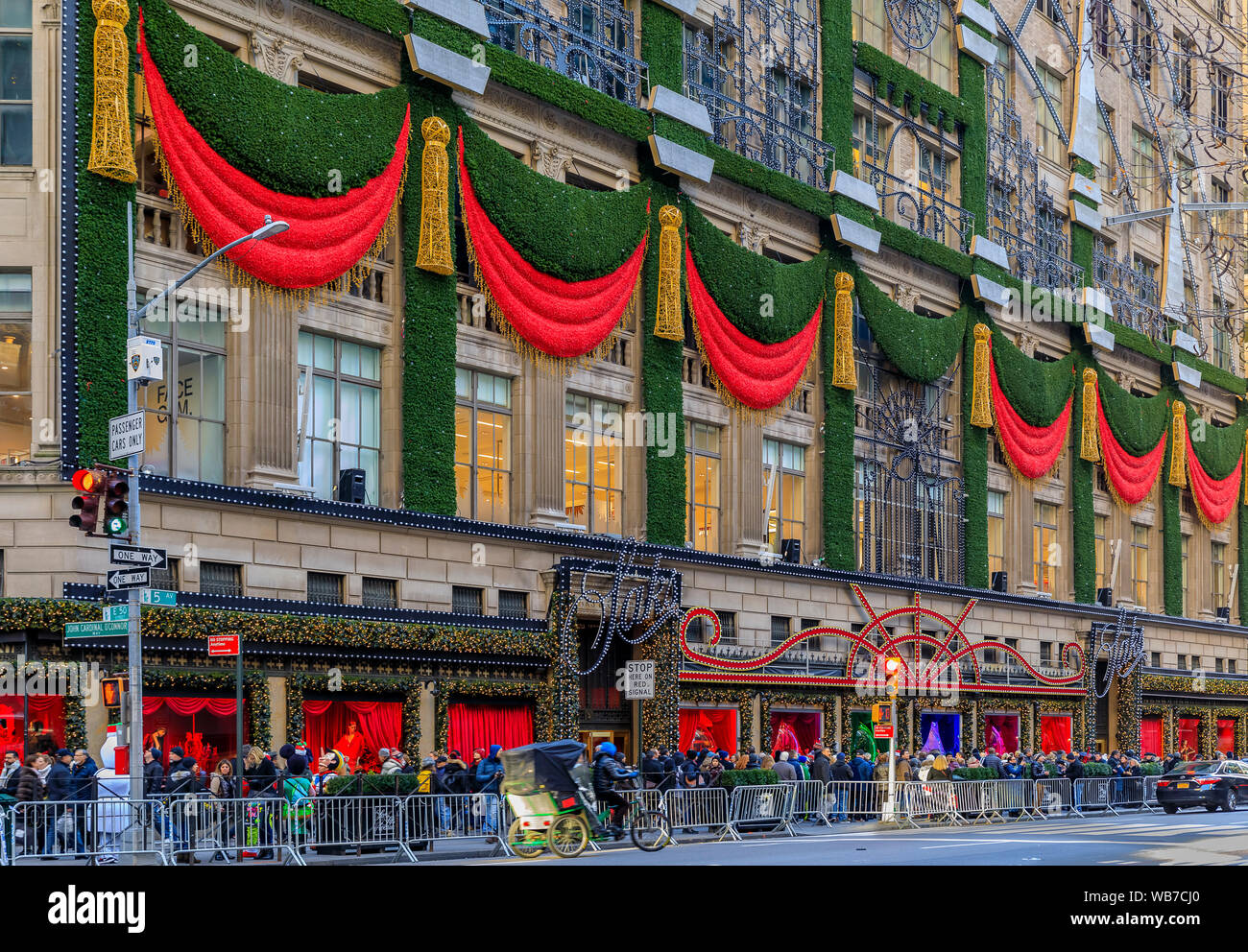 New York, Stati Uniti d'America - 07 dicembre 2018: Natale decorazioni nastri rossi, ghirlande e luci sull'ammiraglia Saks Fifth Avenue store in Manhattan Foto Stock