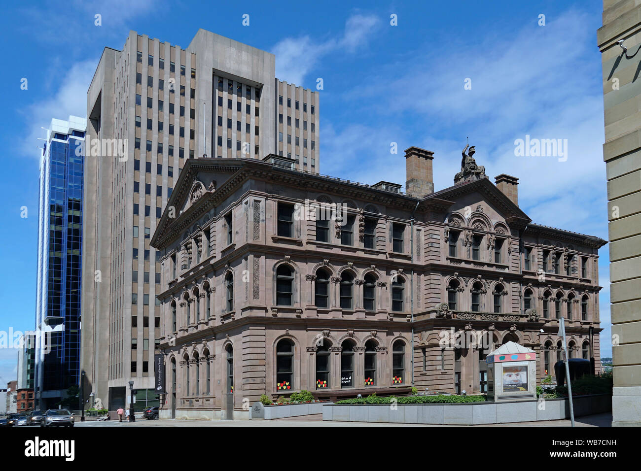 HALIFAX, Canada - Agosto 2019: Vecchia 1865 ufficio edificio utilizzato dalla galleria d'arte e moderni edifici per uffici, downtown Halifax, Nova Scotia. Foto Stock