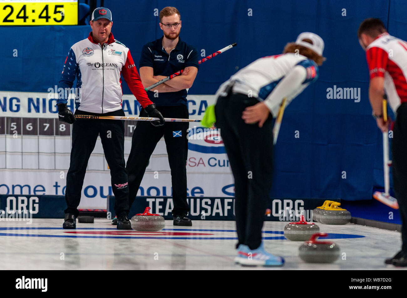 Raleigh, North Carolina, Stati Uniti d'America. 24 Ago, 2019. 24 agosto 2019 Ã Raleigh, North Carolina, USA - JOHN SHUSTER di gli Stati Uniti e il Team USA in azione contro il Team in Scozia durante la notte di Curling in America al Raleigh Ice Plex. Notte di Curling in America in primo piano Membri dell'U.S. MenÃs olimpico medaglia d oro team dal 2018 Olimpiadi invernali in Corea del Sud, Stati Uniti womenÃs team, nonché di squadre provenienti da Italia, Giappone e Scozia, Agosto 22-24, 2019. Credito: Timothy L. Hale/ZUMA filo/Alamy Live News Foto Stock