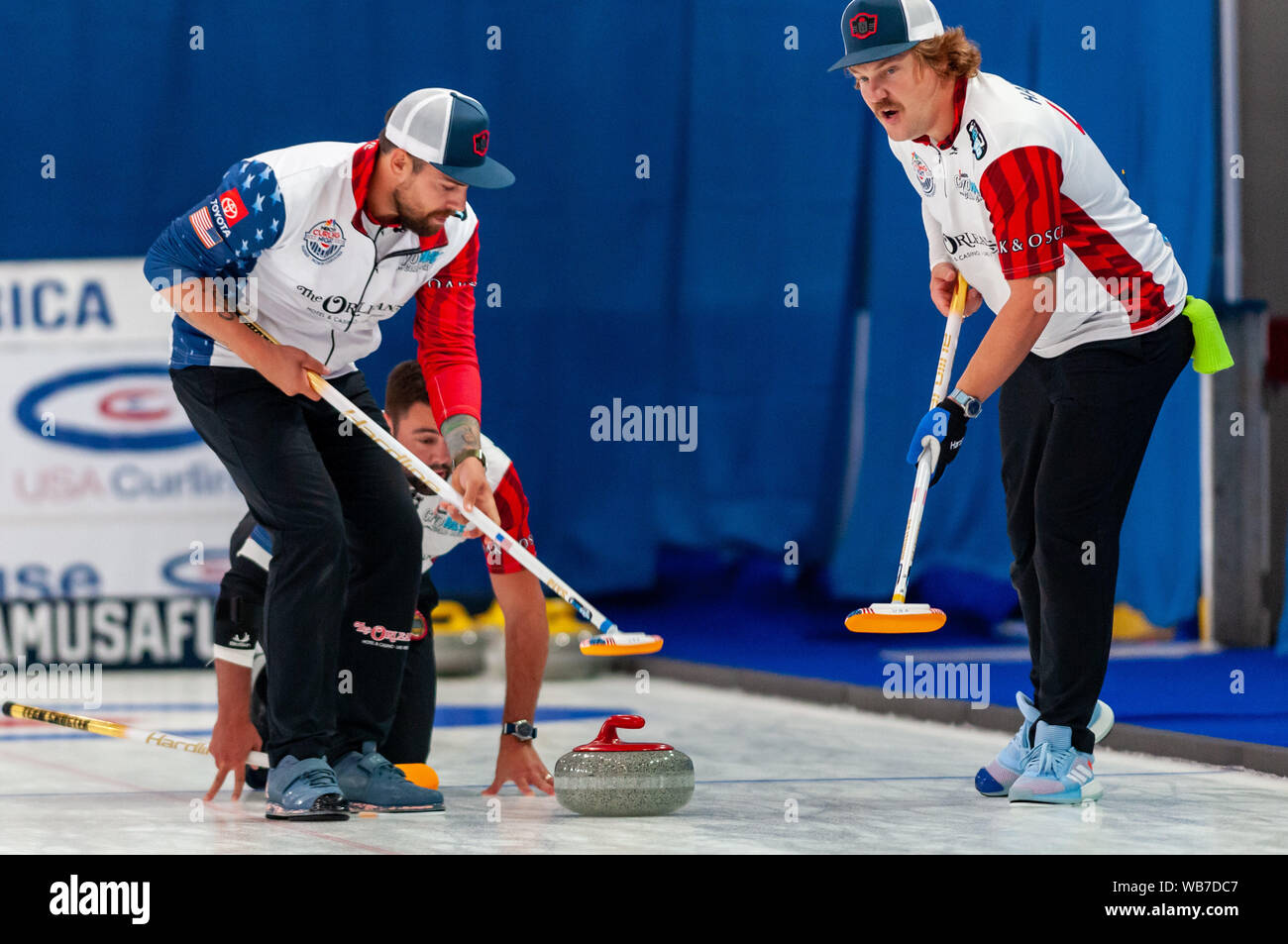 Raleigh, North Carolina, Stati Uniti d'America. 24 Ago, 2019. 24 agosto 2019 Ã Raleigh, North Carolina, USA - CHRIS FILI, sinistra, GIOVANNI LANDSTEINER, centro e Matt Hamilton degli Stati Uniti in azione durante la notte di Curling in America al Raleigh Ice Plex. Notte di Curling in America in primo piano Membri dell'U.S. MenÃs olimpico medaglia d oro team dal 2018 Olimpiadi invernali in Corea del Sud, Stati Uniti womenÃs team, nonché di squadre provenienti da Italia, Giappone e Scozia, Agosto 22-24, 2019. Credito: Timothy L. Hale/ZUMA filo/Alamy Live News Foto Stock