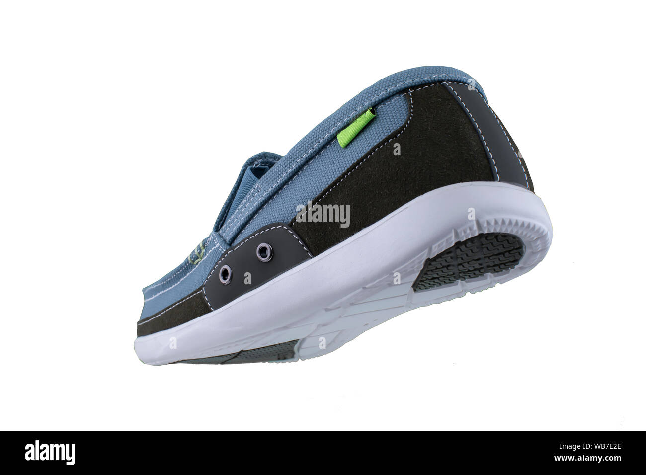 Sneaker blu su uno sfondo bianco. Uomo calzature sportive Foto Stock