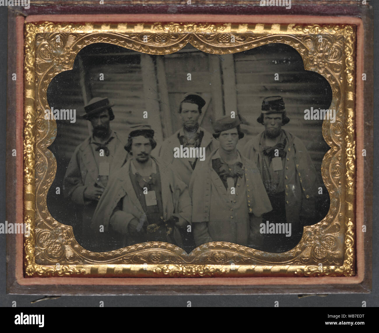 Non identificato cinque prigionieri di guerra in divise confederato davanti alla loro caserma a Camp Douglas prigione, Chicago, Illinois Abstract/medio: 1 fotografia : un quarto di lastra, tintype colorate a mano ; 11,9 x 9,4 cm Foto Stock