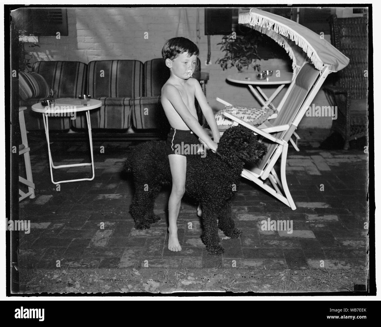 Cinque anni di Tyler Abell, la cui custodia è stata oggetto di controversie internazionali, tornò alla sua casa di Washington oggi, con sua madre e suo patrigno, il sig. e la Sig.ra Drew Pearson. Non è affatto preoccupato, Tyler ha un grande tempo a giocare nel giardino del Pearson Washington home. Il 3/9/37 Abstract/medio: 1, negativo : vetro ; 4 x 5 in. o più piccolo Foto Stock