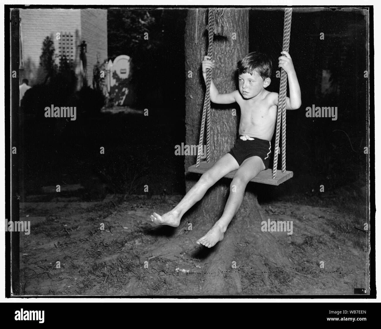 Cinque anni di Tyler Abell, la cui custodia è stata oggetto di controversie internazionali, tornò alla sua casa di Washington oggi, con sua madre e suo patrigno, il sig. e la Sig.ra Drew Pearson. Non è affatto preoccupato, Tyler ha un grande tempo a giocare nel giardino del Pearson Washington home. Il 3/9/37 Abstract/medio: 1, negativo : vetro ; 4 x 5 in. o più piccolo Foto Stock