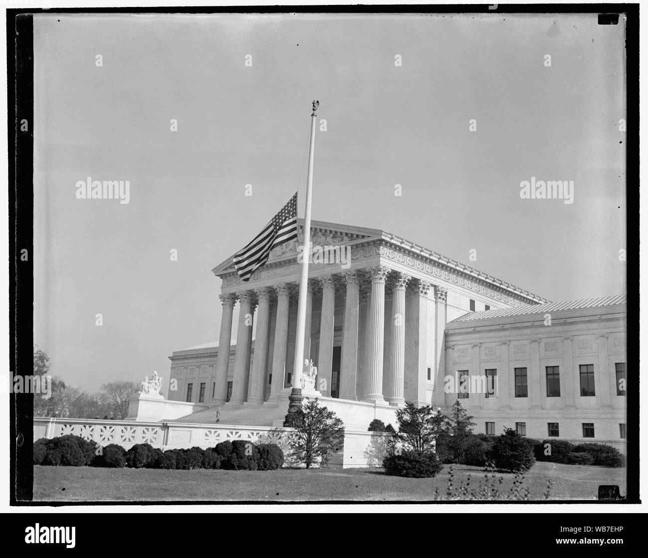 Bandiera presso la Corte Suprema ha abbassato a mezz' asta. Washington D.C., nov. 16. Le bandiere di fronte alla Corte suprema degli Stati Uniti sono stati abbassati a mezz asta oggi al di fuori del rispetto di associare la giustizia Pierce Butler, che è morto questa mattina presso l'ospedale di Emergency dopo una lunga malattia Abstract/medio: 1, negativo : vetro ; 4 x 5 in. o più piccolo Foto Stock