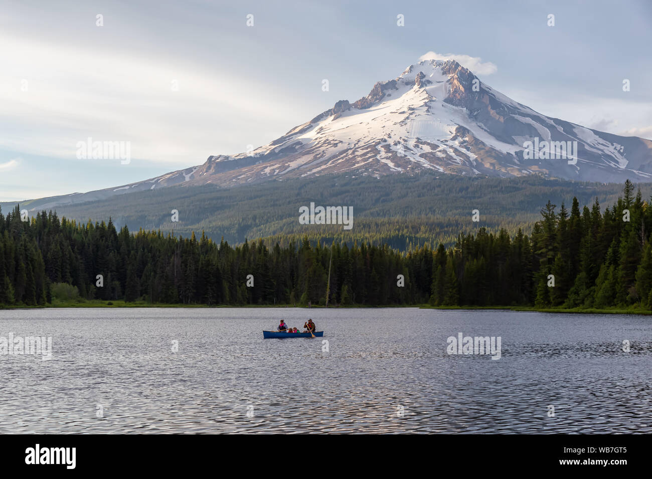 Trillium Lago, Mt. Hood National Forest, Oregon, Stati Uniti d'America - 30 Giugno 2019: Famiglia canoa in un bellissimo lago di montagna del cofano in t Foto Stock