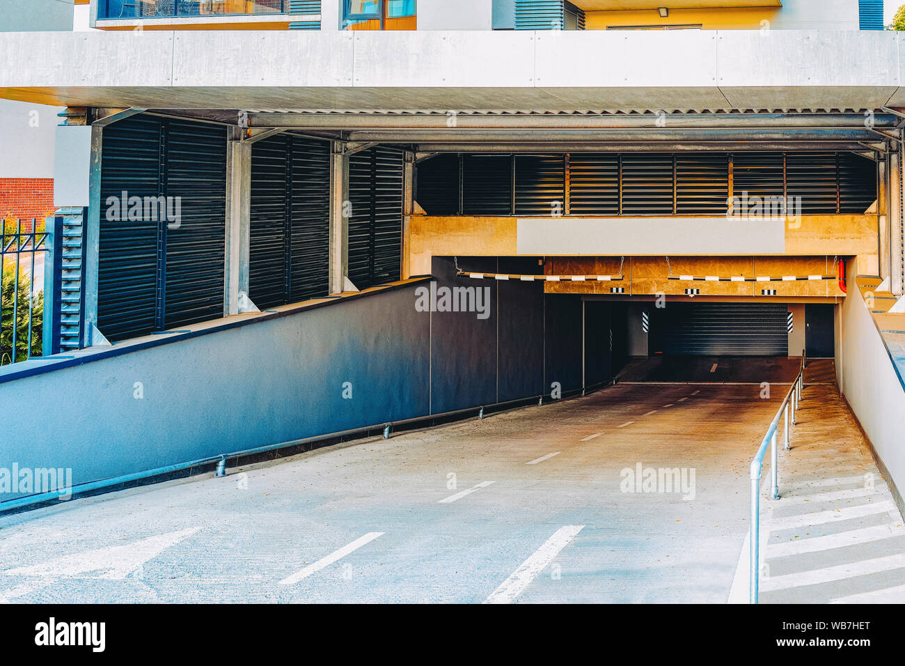 Moderno edificio residenziale di appartamenti architettura, con garage. Casa e concetto di parcheggio. Foto Stock